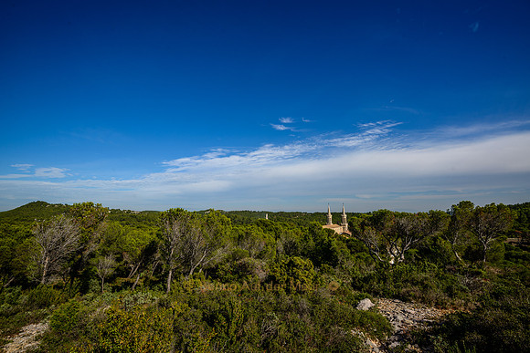 Die Abtei von Saint-Michel de Frigolet liegt auf dem Hügelzug von Montagnette - Provence