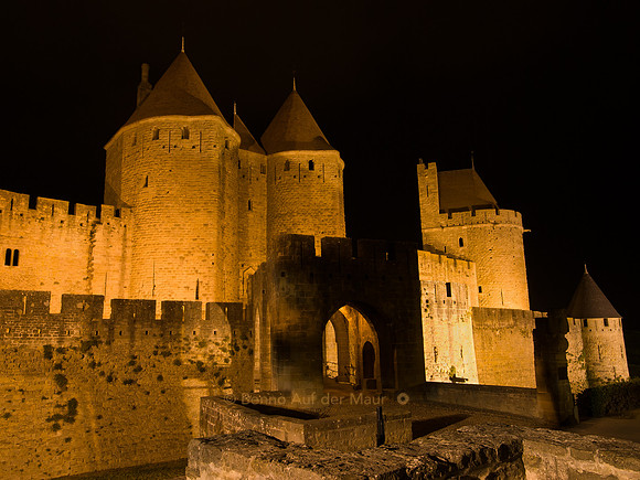 Carcassonne bei Nacht - fehlt nur noch das ein paar Ritter hoch zu Ross aus dem Stadttor (Porte Narvonnaise) preschen;-)