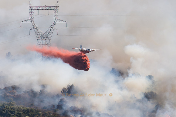 Löschflugzeug versucht mit eindrücklichen Flug-Manövern einem Waldbrand Einhalt zu gebieten