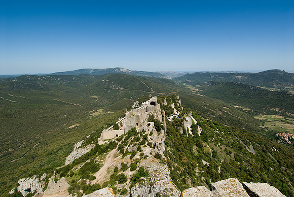 Das Château de Peyrepertuse liegt stolz auf einem Felsrücken und ist die grösste französische Festungsanlage der Katharer