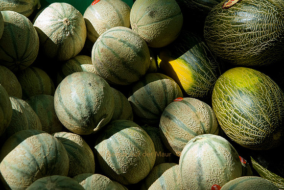 Melonen im Schattenspiel auf einem provenzalischen Markt