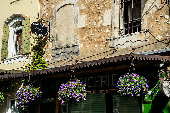 Blumengeschmückte Epicerie in Eygalières -  Alpilles, Provence