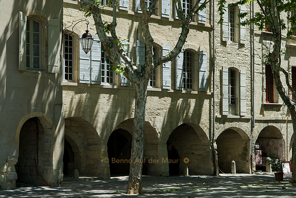 Laubengänge am Marktplatz von Uzès