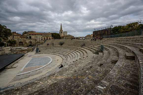 Théâtre Romain von Arles. Blick auf den Kirchturm St.-Trophine