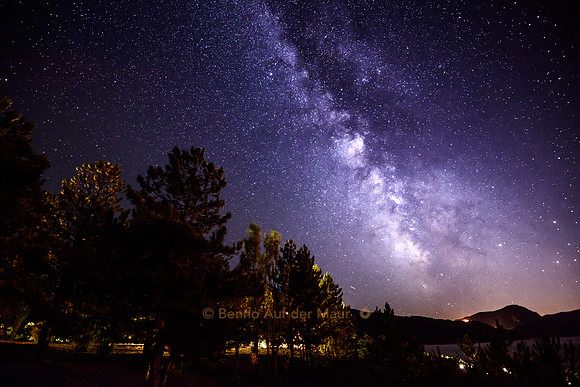 Sternenhimmel mit Lichtstrasse über dem Camping Le Roustou