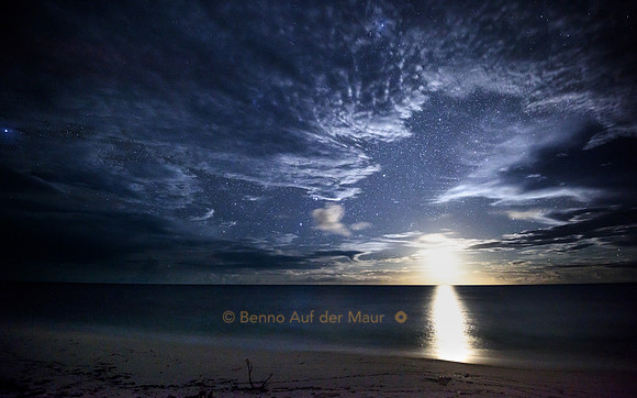 Ein Wolkenbogen hat den Mond und die Sterne freigegeben