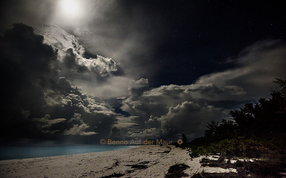 Der Mond hat sich kurz durch eine grosse Wolkenwand durchgesetzt