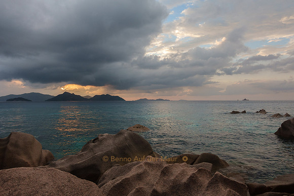 Die Wolken hängen tief über Praslin