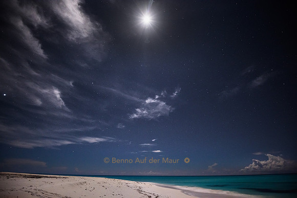 Mond über Sandstrand