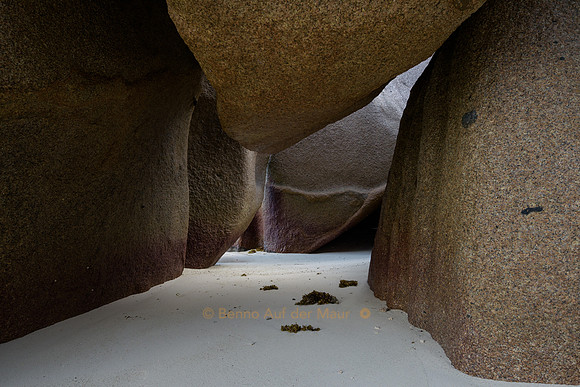 Braune Felsen türmen sich übereinander