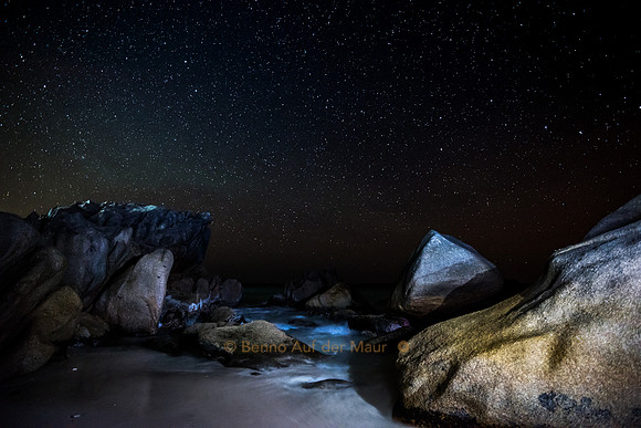 Felsenstrand auf La Digue mit Sternenhimmel