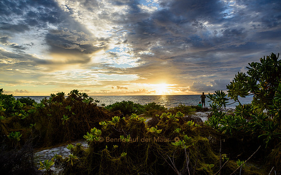 Paar schaut sich Sonnenuntergang am West Beach auf Bird Island an