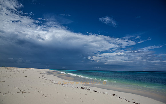 Tiefliegende Wolken über dem Hirondelle Beach