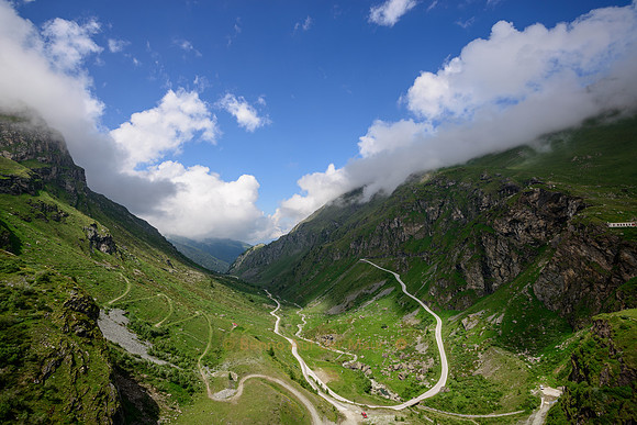 Blick auf die Serpentinen die vom Lac de Moiry nach Griments führen. Val de Moiry