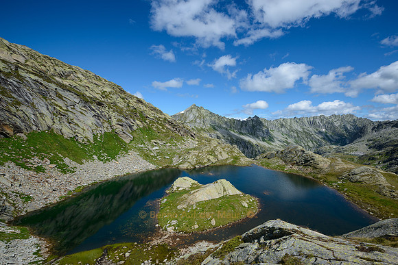 Der Laiozz-Bergsee mit einer herzförmigen kleinen Insel
