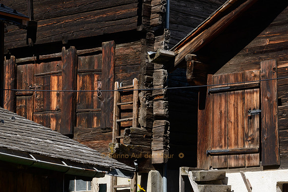 Walliser Holzhäuser in Ernen