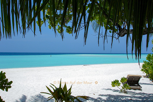 Liegestuhl mit Blick auf traumhaften Strand