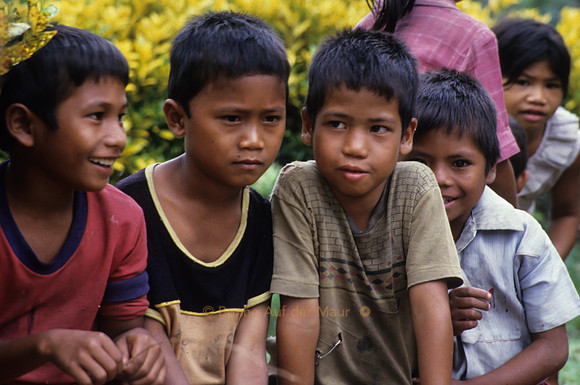 Kinder; auf dem Weg von Au nach Tuare – Nord-Sulawesi