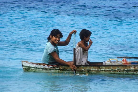 Mutter mit Tochter im Auslegerboot. Tanjung Karang Beach, Nähe Donggala – Nord-Sulawesi