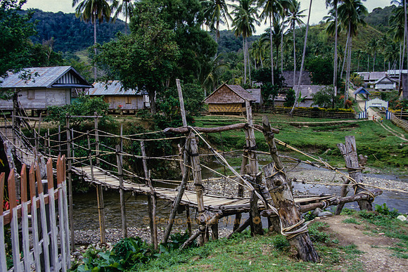 Hängebrücke fuhrt zu einem traditionellen Dorf; auf dem Weg von Au nach Tuare – Nord-Sulawesi
