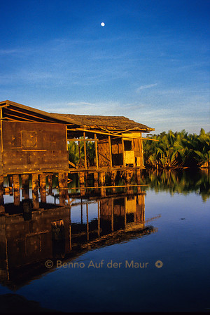 Abendstimmung mit Fischerhütte; auf dem Weg von Manado nach Palu - Nord-Sulawesi