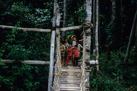 Kinder bei einer Hängebrücke; auf dem Weg von Au nach Tuare – Nord-Sulawesi
