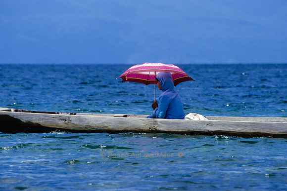 Frau mit Schirm im Auslegerboot; Poso-See (Danu Poso), Pendolo – Zentral-Sulawesi