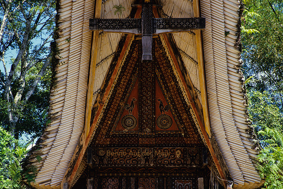 Dachgibel eines traditionellen Hauses (tongkonan); Nähe Rantepao, Tana Toraja – Zentral-Sulawesi