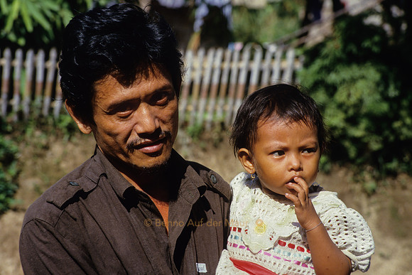 Vater mit Tochter; Gimpu – Nord-Sulawesi