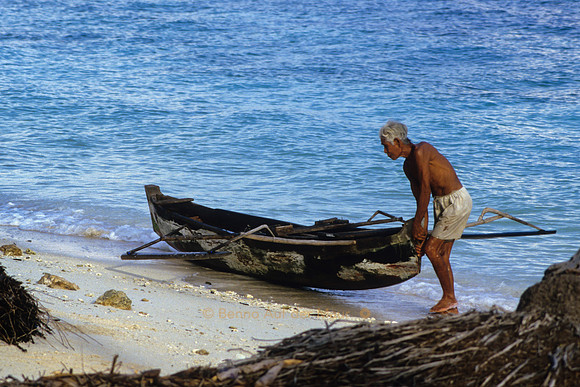 Fischer bereitet sein Auslegerboot vor. Tanjung Karang Beach, Nähe Donggala – Nord-Sulawesi