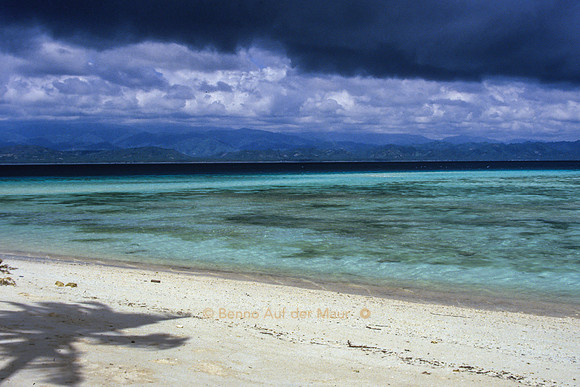 Wetterwechsel kündigt sich an. Tanjung Karang Beach, Nähe Donggala – Nord-Sulawesi