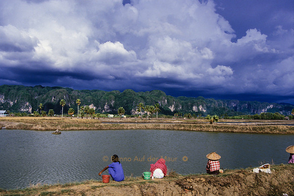 Frauen an einem Teich, auf dem Weg von Rantepao nach Ujung Pandang – Süd-Sulawesi
