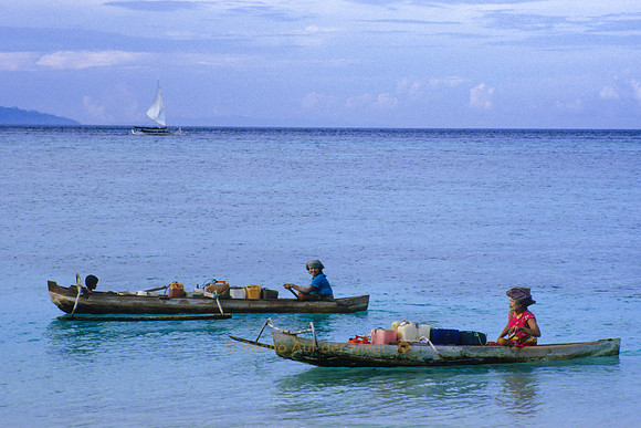 Zwei Frauen mit Auslegerboot. Tanjung Karang Beach, Nähe Donggala – Nord-Sulawesi