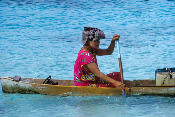 Frau im Auslegerboot. Tanjung Karang Beach, Nähe Donggala – Nord-Sulawesi