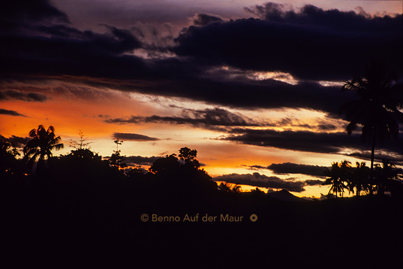 Farbenprächtige Abendstimmung; Nähe Gintu - Nord-Sulawesi