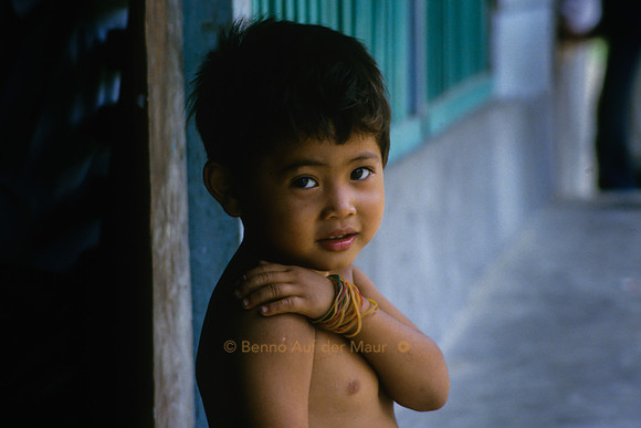 Junge, auf dem Weg von Manado nach Palu - Nord-Sulawesi