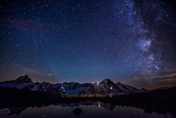 Schreckhorn, Eiger und Jungfrau spiegeln sich in Bergsee. Darüber Sternenhimmel mit Milchstrasse