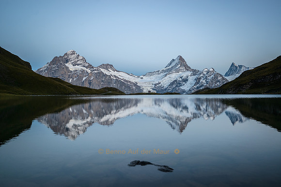 Abendstimmung: Wetterhorn, Schreckhorn und Finsteraarhorn spiegeln sich in Bergsee