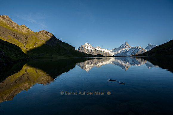 Ritzengrätli, Wetterhorn, Schreckhorn und Finsteraarhorn spiegeln sich in Bergsee