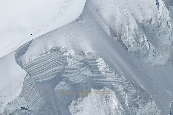 Bergsteiger oberhalb eines Schneehanges auf dem Weg zum Gipfel - Jungfraugebiet