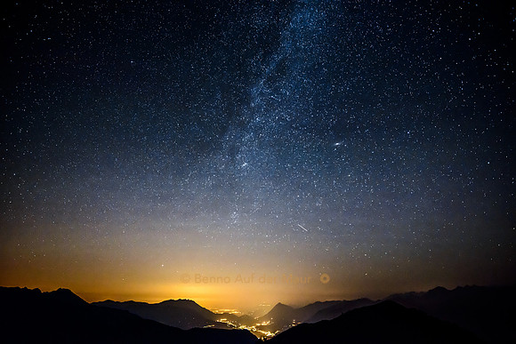 Sternenhimmel mit Milchstrasse. Blick vom Wilerhorn Richtung Luzern - Berner Oberland