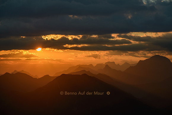 Blick vom Wilerhorn zum Sonnenaufgang über den Obwaldner Bergen