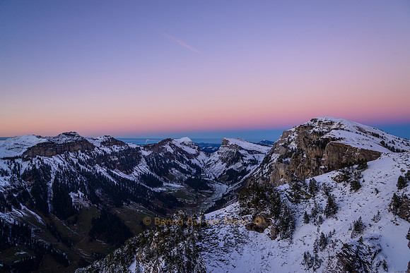 Farbenprächtige Abendstimmung über dem Sigriswilgrat, Sichle, Siebe Hängste und Gemmenalphorn - Berner Oberland