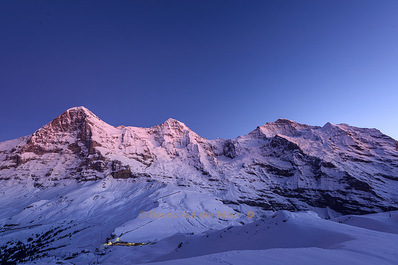 Die Nacht bricht über das berühmte Dreigestirn der Berner Alpen herein.