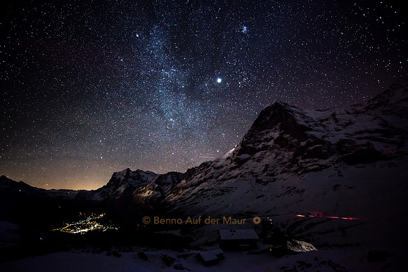 Sternenhimmel mit Milchstrasse. Blick nach Grindelwald hinunter und zum Wetterhorn sowie Eiger