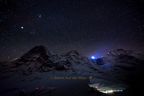 Sternenhimmel mit Milchstrasse. Blick zur Bergstation Kleine Scheidegg. Im Hintergrund Eiger, Mönch und Jungfrau