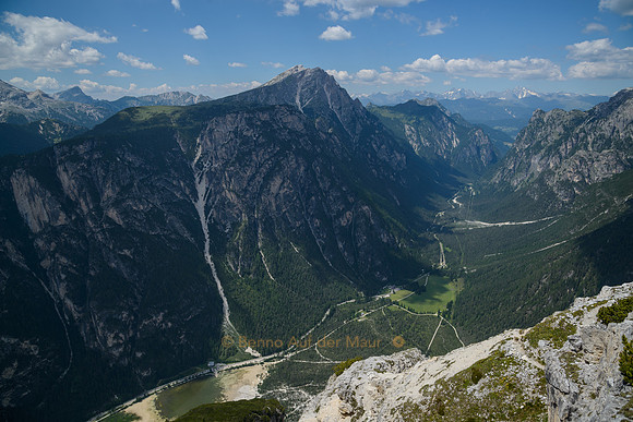 Aussicht vom Toblacher Kreuz zum Dürrensee hinunter