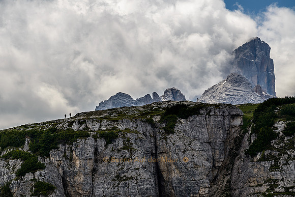 Wanderer auf einer Bergkuppe