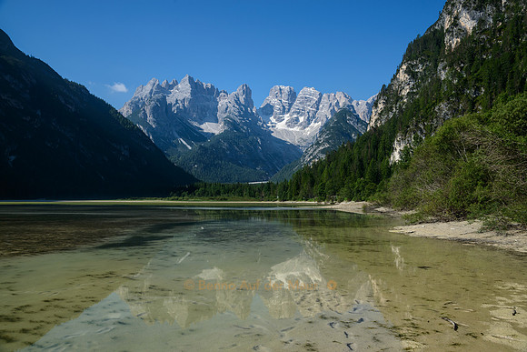 Berge spiegeln sich im Dürrensee