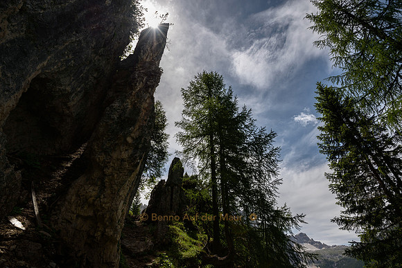 Sonne bricht an Felsspalte